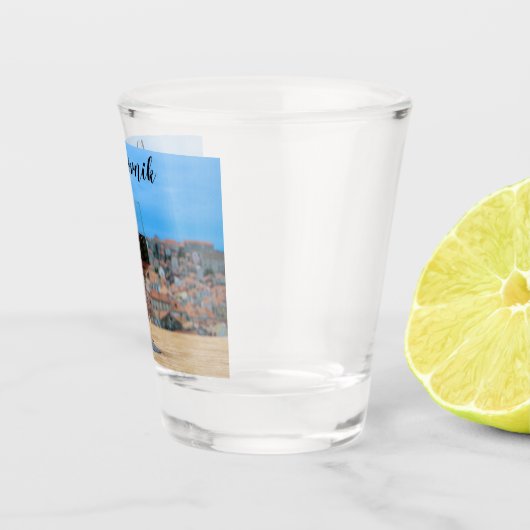 Twee glazen rode wijn met uitzicht van Dubrovnik (Rechts)