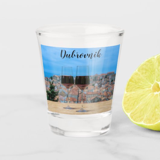 Twee glazen rode wijn met uitzicht van Dubrovnik (Voorkant)