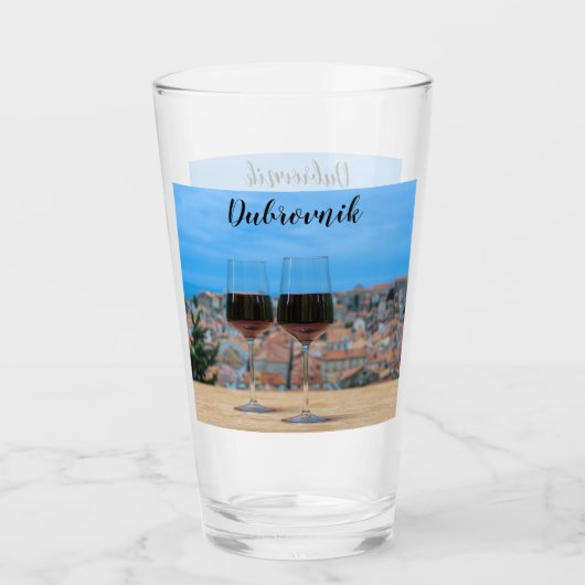 Twee glazen rode wijn met uitzicht van Dubrovnik (Voorkant)