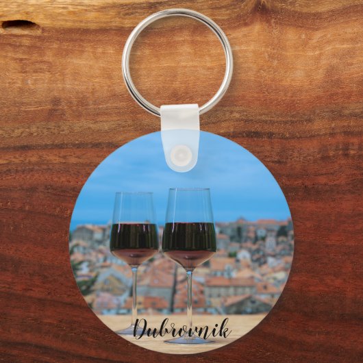 Twee glazen rode wijn met uitzicht van Dubrovnik C Sleutelhanger (Voorkant)
