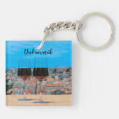 Twee glazen rode wijn met uitzicht van Dubrovnik Sleutelhanger (Achterkant)
