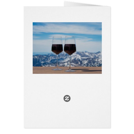 Twee glazen rode wijn tegen bergen (Achterkant)