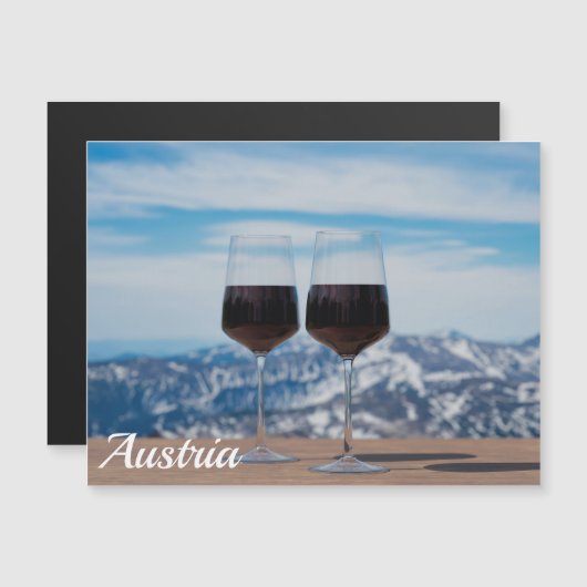 Twee glazen rode wijn tegen bergen (Voorkant / Achterkant)