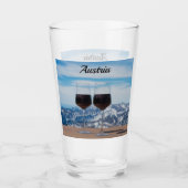 Twee glazen rode wijn tegen bergen (Voorkant)