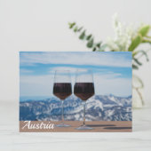 Twee glazen rode wijn tegen bergen (Staand voorkant)