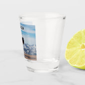 Twee glazen rode wijn tegen bergen (Rechts)