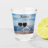 Twee glazen rode wijn tegen bergen (Voorkant)