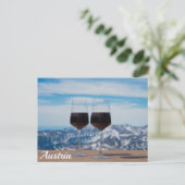 Twee glazen rode wijn tegen bergen briefkaart (Staand voorkant)