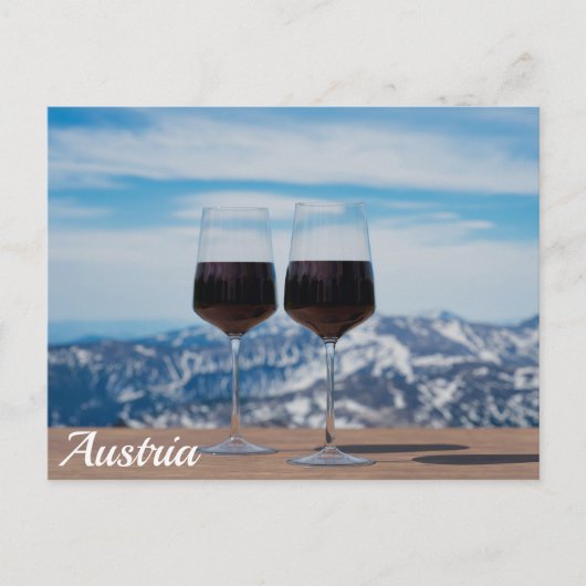 Twee glazen rode wijn tegen bergen briefkaart (Voorkant)