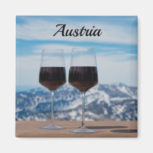 Twee glazen rode wijn tegen bergen magneet