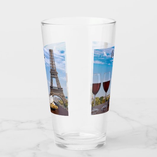 Twee glazen wijn in het café in Parijs (Rechts)