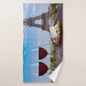 Twee glazen wijn in het café in Parijs Badhanddoek (Badhanddoek)