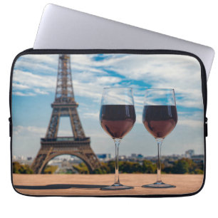Twee glazen wijn met Eiffeltoren Laptop Sleeve