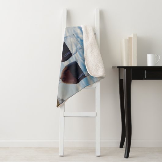 Twee glazen wijn met Eiffeltoren Sherpa Deken (In situ)