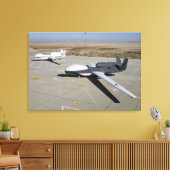 Twee Global Hawks parkeerden op een helling Canvas Afdruk (Insitu (Woonkamer))