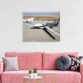Twee Global Hawks parkeerden op een helling Canvas Afdruk (Insitu (Woonkamer))