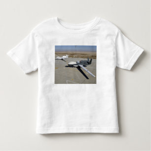 Twee Global Hawks parkeerden op een helling Kinder Shirts