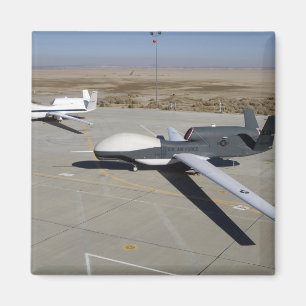 Twee Global Hawks parkeerden op een helling Magneet