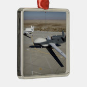 Twee Global Hawks parkeerden op een helling Metalen Ornament (Rechts)