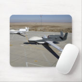 Twee Global Hawks parkeerden op een helling Muismat (Met muis)