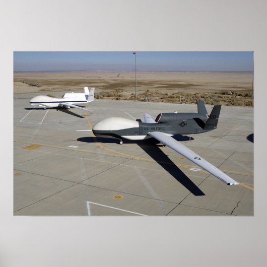 Twee Global Hawks parkeerden op een helling Poster (Voorkant)