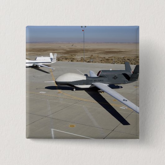 Twee Global Hawks parkeerden op een helling Vierkante Button 5,1 Cm (Voorkant)