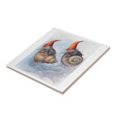 TWEE GNOMES DIE OP SNAILSCHELLEN WORDEN GEBRACHT TEGELTJE (Zijkant)
