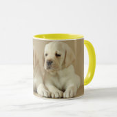 Twee Golden Labrador-Puppies Mok (Voorkant rechts)