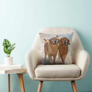 Twee Golden Retrievers die een Stok dragen Kussen