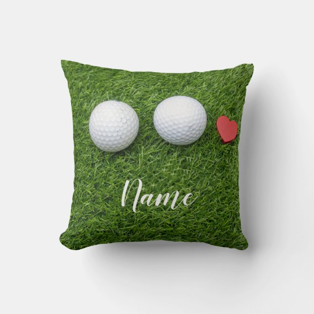 Twee Golfballen en liefdeshart op groen gras Kussen (Voorkant)