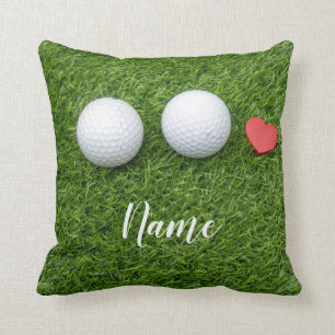 Twee Golfballen en liefdeshart op groen gras Kussen