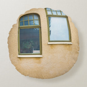 TWEE GRAY LIJST GLASS WINDOWS ROND KUSSEN