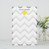 Twee grijze witte Chevron Geel Monogram Briefpapier (Staand voorkant)