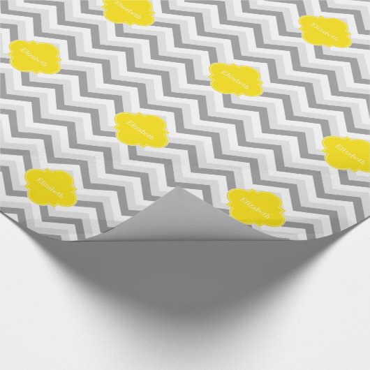 Twee grijze witte Chevron Geel Monogram Cadeaupapier (Hoek)