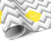 Twee grijze witte Chevron Geel Monogram Cadeaupapier (Rol Hoek)