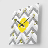 Twee grijze witte Chevron Geel Monogram Vierkante Klok (Hoek)