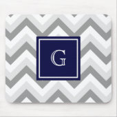 Twee grijze witte Chevron SQ Navy Monogram Muismat (Voorkant)