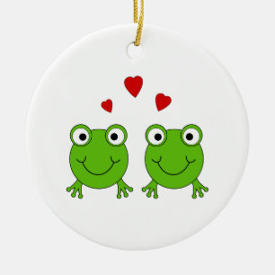 Twee groene kikkers met rood hart. keramisch ornament