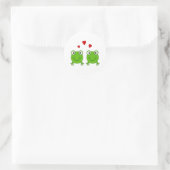 Twee groene kikkers met rood hart. ronde sticker (Tas)