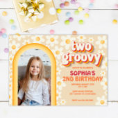 Twee groovy 2e verjaardag foto uitnodiging | Retro