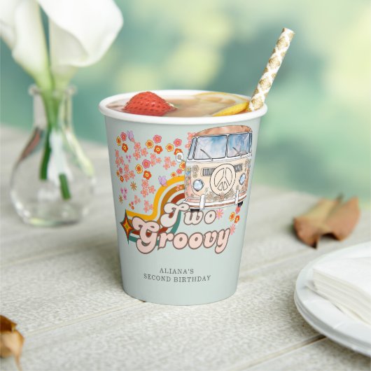 Twee Groovy Daisy Hippie Van Tweede Verjaardag Papieren Bekers (Insitu)