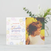 Twee Groovy Pastel Colour Daisy 2e verjaardag Foto Kaart (Staand voorkant)