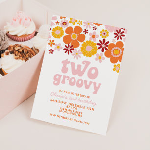 Twee groovy retro bloemige uitnodigingen voor de 2