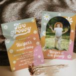 Twee Groovy Retro Daisy 2e verjaardag Uitnodiging<br><div class="desc">Dit is een tweede verjaardagsuitnodigingskaart met een retro kleurenpalet. Selecteer "personaliseer deze sjabloon" om de meeste tekst te bewerken. Als u nog meer bewerkingen wilt uitvoeren,  zoals de achtergrondkleur,  de tekstkleuren en meer,  selecteert u "verder aanpassen" op de werkbalk:)</div>