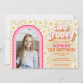 Twee Groovy Retro Daisy Foto Verjaardag Uitnodigin Notitiekaartje (Voorkant)
