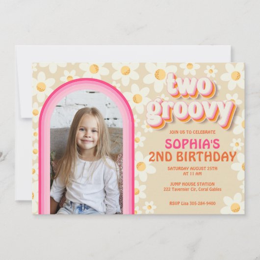 Twee Groovy Retro Daisy Foto Verjaardag Uitnodigin Notitiekaartje (Voorkant)