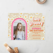 Twee Groovy Retro Daisy Foto Verjaardag Uitnodigin Notitiekaartje (Voorkant / Achterkant in situ)