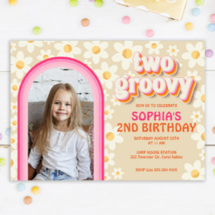 Twee Groovy Retro Daisy Photo Birthday Invitation Notitiekaartje