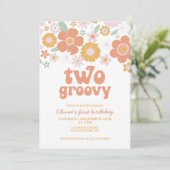 Twee Groovy Retro Floral eerste verjaardag Uitnodi Kaart (Staand voorkant)
