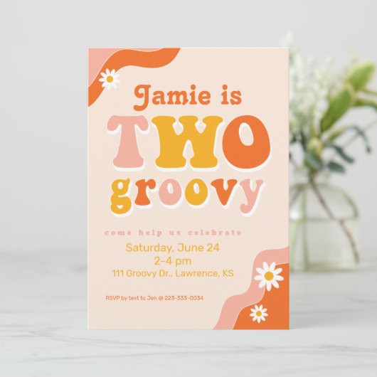 Twee Groovy Retro Tweede Verjaardagsuitnodiging Kaart (Staand voorkant)